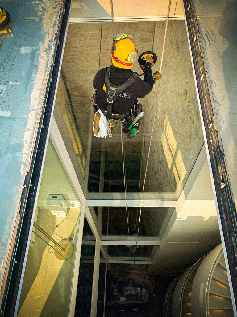 Intervention de cordistes MS Access pour laisser entrer la lumière chez VIDELOT à Bordeaux (bâtiment) – 1